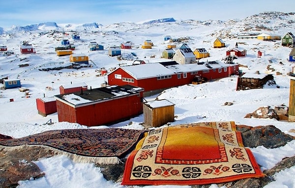 19. Как ковры здорово гармонируют с цветовой гаммой той деревушки, правда? 😄