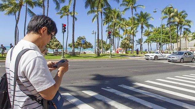 Eyaletteki Honolulu kenti, karşıdan karşıya geçerken telefon ve diğer dijital cihaz kullanımlarını yasaklayan dünyanın ilk şehri oldu.