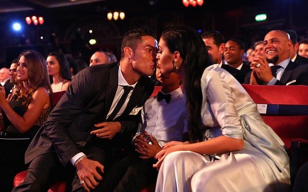 Doğum sonrası Ronaldo ile evlilik planları yapan Rodriguez hamile kıyafetiyle gecede en çok konuşulan isimler arasında yerini aldı.