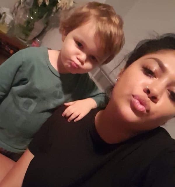 4. По словам Фиби, она сделала это фото, когда мама позвала ее в комнату младшего брата.