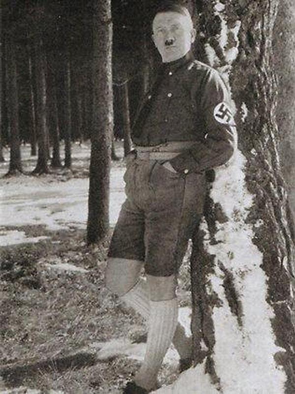 4. Hitler'in 'Fazla samimi' çıktığı gerekçesiyle yayınlanmasını yasakladığı bir pozu.