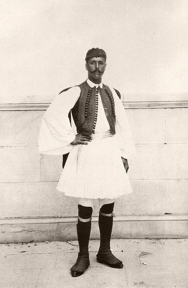 22. Geleneksel kıyafetlerle bir Olimpiyat maratonunu kazanmış ilk koşucu, 1896.