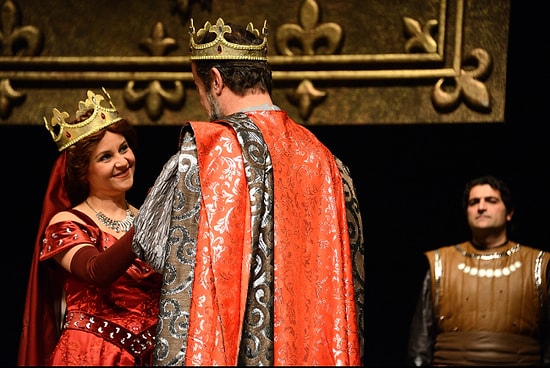 Cumhuriyet Haftası'nın Coşkusu Salonlarda: İstanbul Şehir Tiyatroları 13 Farklı Oyunla Ücretsiz 'Perde' Diyecek