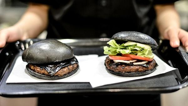 17. Hamburgerin içindeki peynirlerin siyah rengini alması için bambu kömürü kullanılır. Ketçap ve soğanı siyahlaştırmak için ise kalamar mürekkebinden yararlanılır.