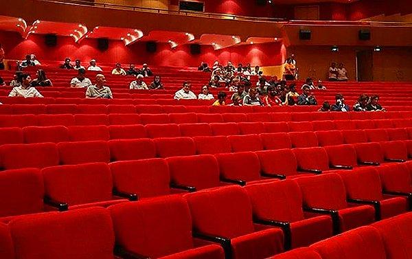 5. İlk filmleriyle rekorlar kıran Kurtlar Vadisi'ne bu kez ilgi yoktu. 54. kez düzenlenen Uluslararası Antalya Film Festivali'nde Kurtlar Vadisi Vatan'ı neredeyse kimse izlemedi.