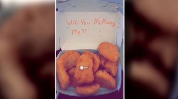 3. Парень, как тебе вообще пришла в голову такая идея? И ведь наггетсы жирные. Ты наденешь на нее жирное кольцо?