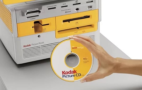 13. А если вы хотели загрузить фото с пленки на компьютер, вам приходилось покупать CD-диск и просить работников фотосалона сделать это!