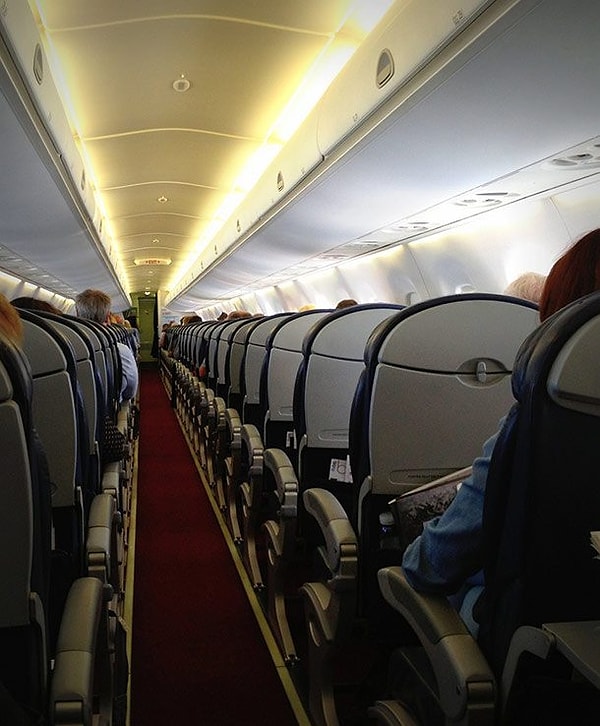 9. Выбирайте места в хвосте самолёта