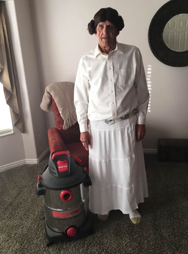 7. Bir büyükbabanın Prenses Leia ve R2D2 kostümü.