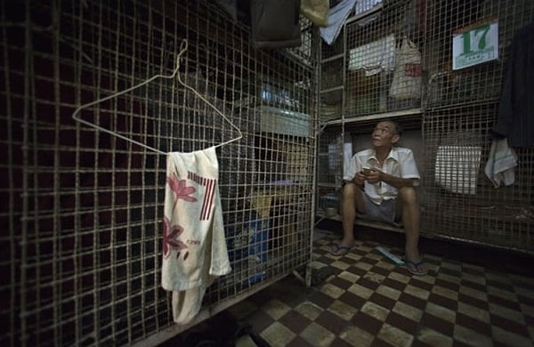 В таких клетках живут в основном старики, причем условия проживания здесь просто ужасны — в постелях водятся клопы, а в воздухе витают отвратительные запахи.