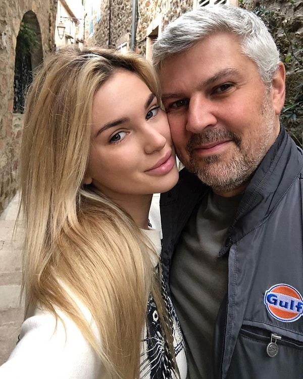 21. Это миллионер Николай Саркисов и его возлюбленная, 23-летняя Илона Котелюх. Разница в возрасте - 24 года, но Илона уже родила любимому ребёнка.