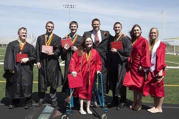 Оглядываясь назад, ни Бобби, ни ее муж Кенни не жалеют ни о чем. "Я не думаю, что в нашей ситуации можно о чем-то сожалеть. Есть только радость, гордость и счастье".