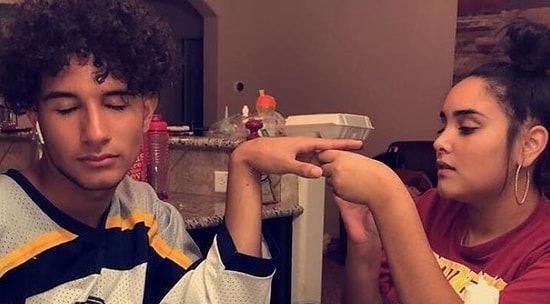 Парень позволил мечтающей стать маникюристом сестре накрасить ему ногти, и он бесподобен!