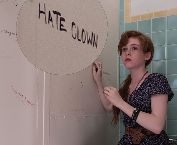 3. Когда мы впервые встречаемся на экране с Беверли, на стене туалета есть запись: "Ненавижу клоунов"