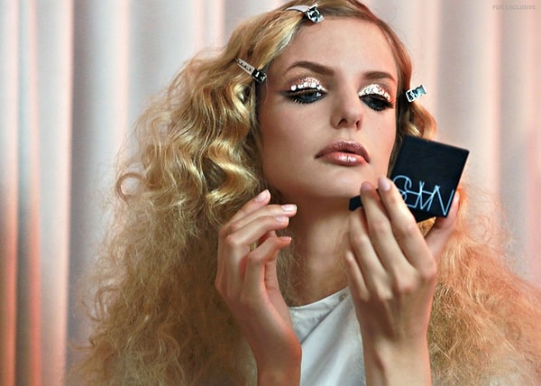 8. Естественно, вечерний макияж хиппи должен быть немного ярче дневного. Используйте блестки и более яркие тона косметики.