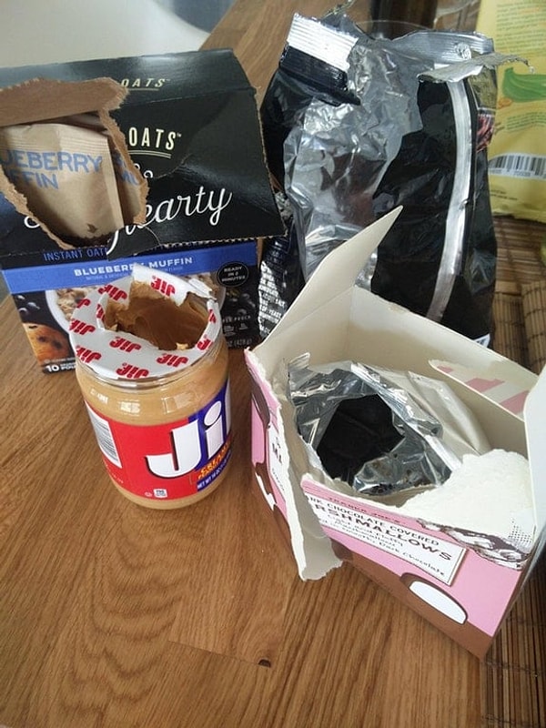 1. От того, как многие люди открывают упаковки, может задёргаться глаз 😐