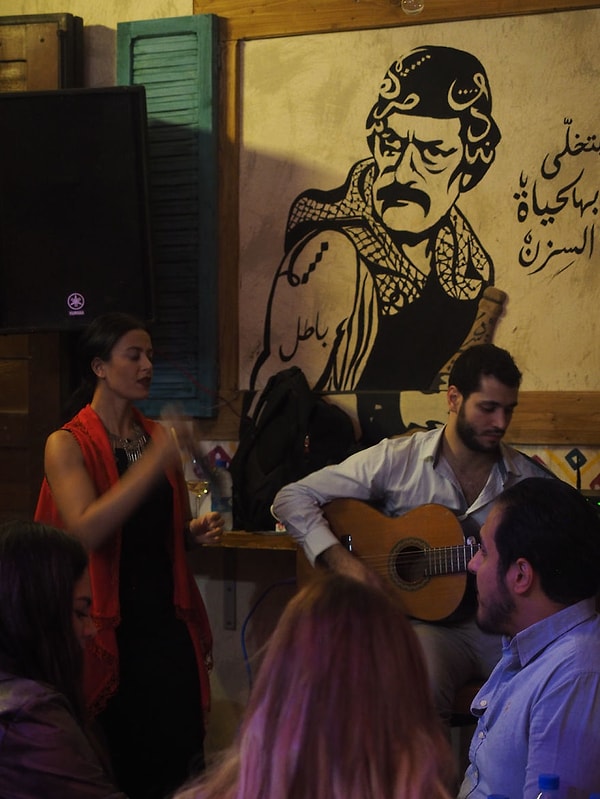 21. Местные жители наслаждаются концертом