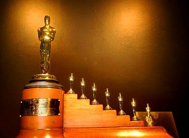 7. Pamuk Prenses ve Yedi Cüceler'e gelen Disney Oscar ödülü, yedi cüce boyutunda Oscar heykelleri ile tasarlanmıştı.