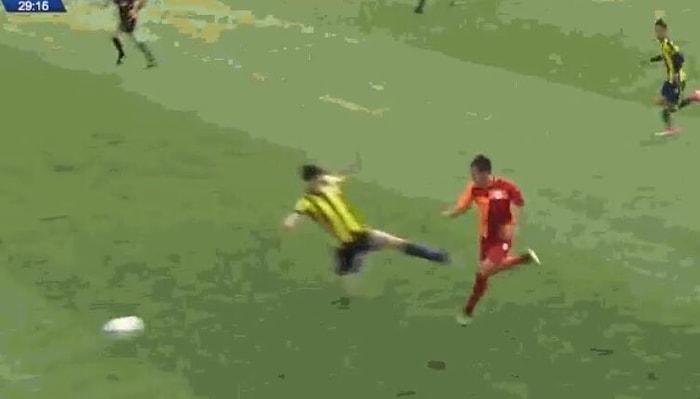 Fenerbahçe - Galatasaray U17 Maçında Yapılan Sert Faule Çıkan Sarı Karta Tepkiler Sürüyor!