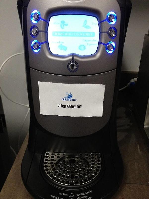 10. "Bugün ofise yeni bir kahve makinesi geldi. Kimse kullanmadan önce makinenin üzerine 'sesle etkinleştirilir' notunu astım. Hayatımın en eğlenceli 3 saatiydi."
