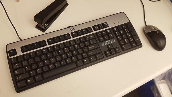 21. "IT bölümü kendi klavyemize kahve döküldüğünde bu geçici klavyeyi veriyor, biz de diğerinin düzelmesini bekliyoruz..."