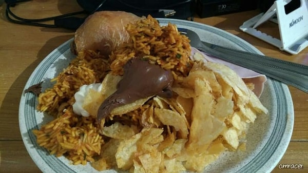 12. Чипсы + карри + ветчина + вермишель + Нутелла + сладкий крем. Кажется, что-то подступает к горлу...