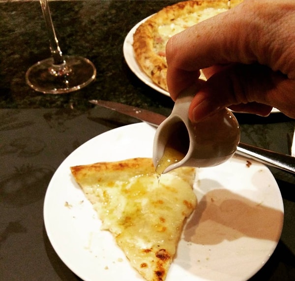 15. Сырная пицца и мед?! Почему бы и нет?