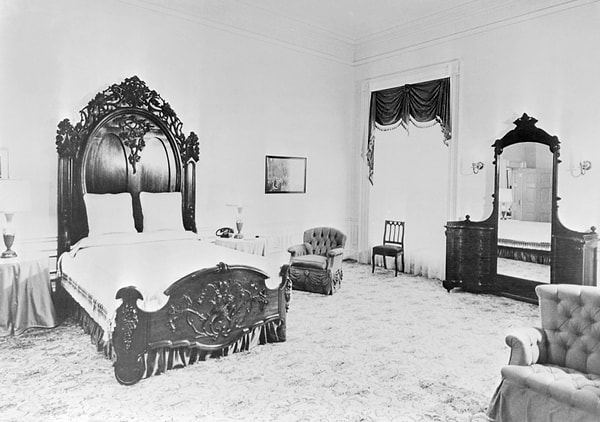 3. Первая семья декорирует Белый дом на свой вкус