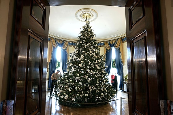 9. Рождественская елка в Голубой комнате (Blue Room) также традиционно играет большую роль