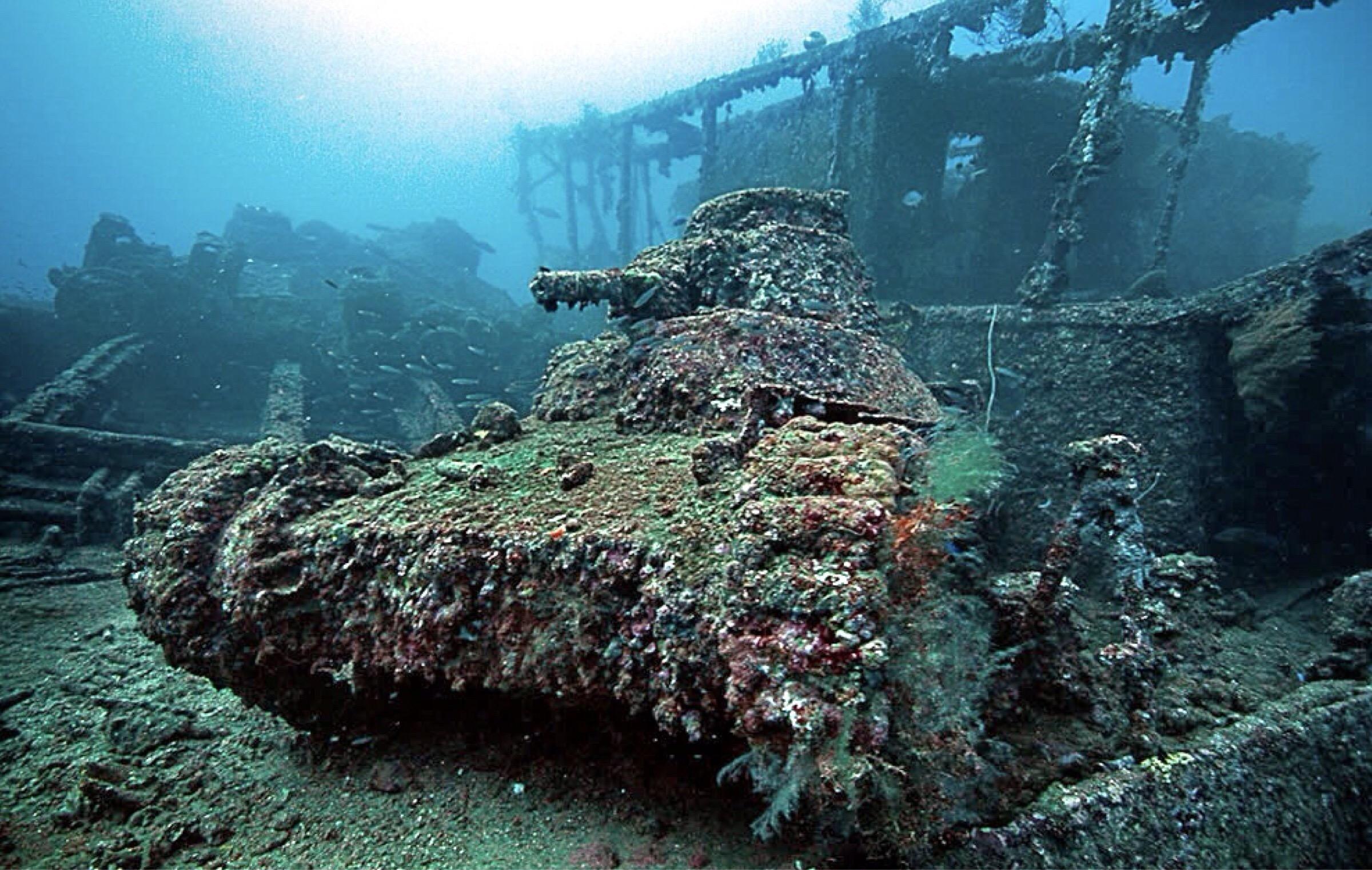 Затонувшие корабли на дне моря. Корабль SS Thistlegorm, красное море. Лагуна трук в Микронезии. Острова Чуук подводное кладбище кораблей. Лагуна трук в тихом океане.