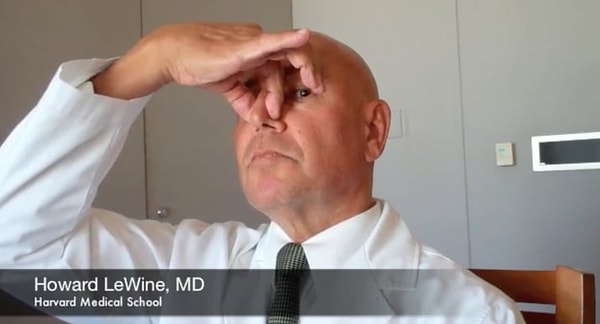 7. Чтобы остановить кровотечение из носа, слегка наклоните голову вперед и зажмите нос на 5 минут