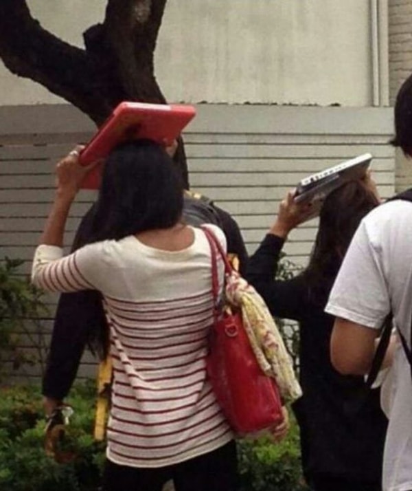 12. Идёт дождь, а вы забыли зонтик? Не беда! Сделайте по-богатому: прикройтесь ноутом!