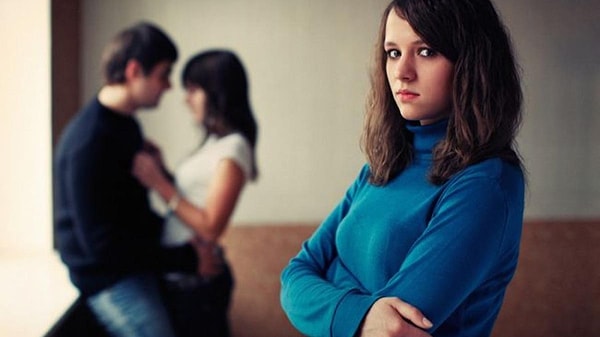 2. Парень, который вам нравится, начал встречаться с другой. Что вы предпримите?