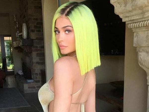 Nisan ayındaki 2017 Coachella Festivali'ne ise bob kesimi fosforlu yeşil saçlarıyla katıldı.