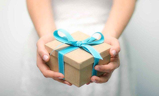 3. Çok da samimi olmadığın birinden kocaman bir kutuda hediye aldığını farz et.
