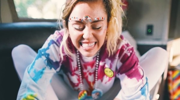 А чего только стоят шоу певицы! Например, одно из них Майли превратила в настоящее сумасшествие, представ перед зрителями в образе сливочного масла, единорога с большим пенисом, младенца в подгузнике и с бутылочкой, полумесяца.