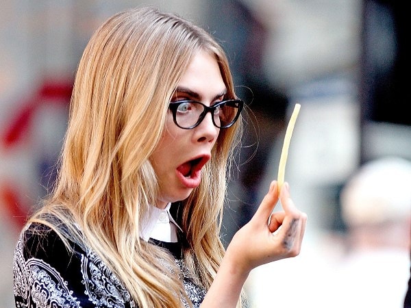 Кара - очень странная девушка, поступки которой порой шокируют и ставят в недоумение. Но скандалить модель тоже умеет...