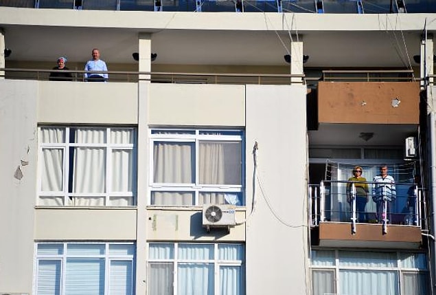 1. Apartmanda bulunanlar balkonda saygı duruşuna geçti.