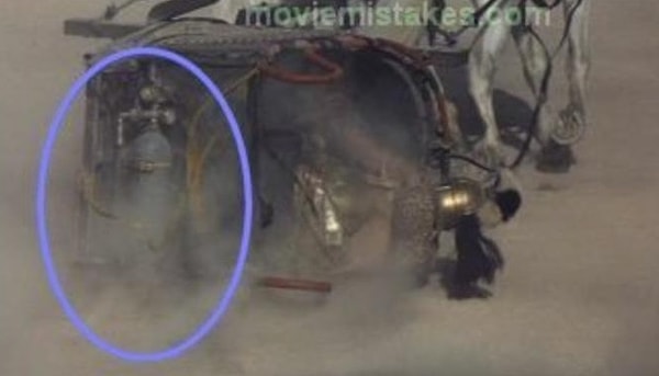 12. Совсем забавный анахронизм: в «Гладиаторе» в одной из сцен можно заметить повозку с газовым баллоном.