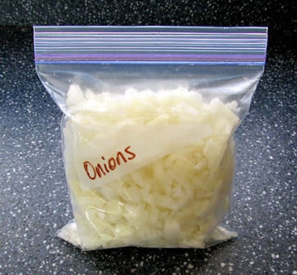 3. Заморозьте лук, чтобы не нарезать его каждый раз во время готовки