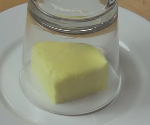 9. Накройте сливочное масло нагретым стаканом, чтобы ускорить процесс его размягчения