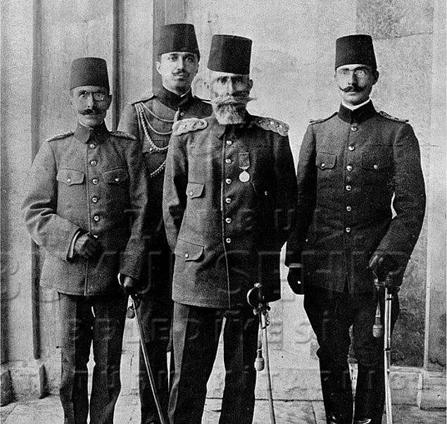 Paşa, 31 Mart Olaylarından sonra ilan edilen sıkı yönetimin başındaki fevkalade yetkili komutanlardan birisiydi.