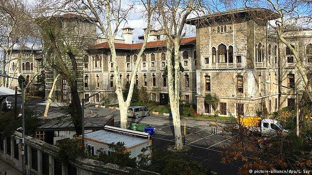 Günümüzde İstanbul Lisesi'ne ait olan bina, bir zamanlar Düyun-ı Umumiye'nin genel merkeziydi.