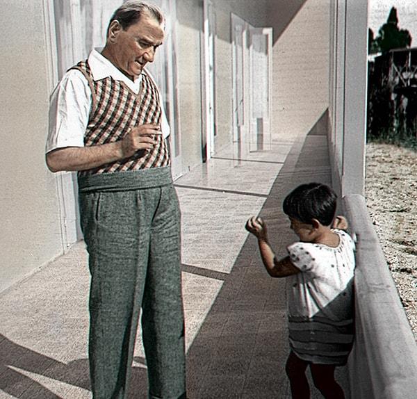 Mustafa Kemal Paşa ve manevi kızı Ülkü.