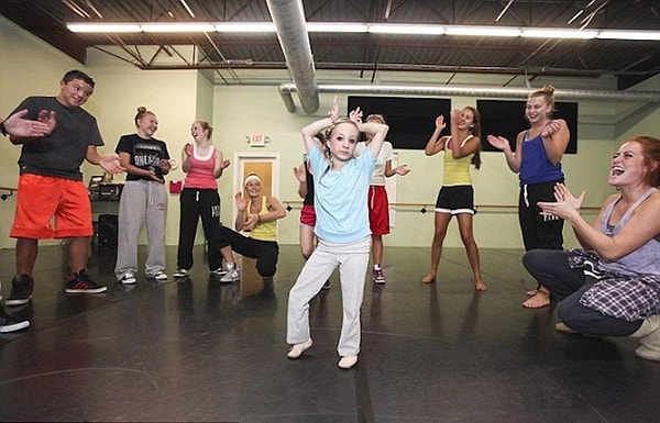 5. Несмотря на такую редкую и опасную болезнь, Ханна не унывает, хотя девушка уже и пережила несколько операций (например, в ее позвоночнике установлены титановые стержни).