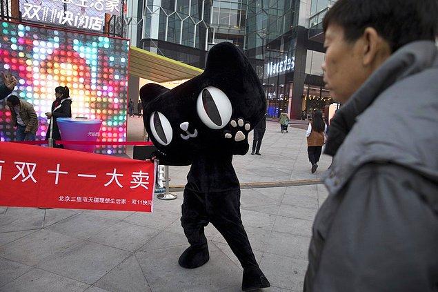 Bekarlar Günü'ne yaklaşırkenki haftada Alibaba Grup'a ait online alışveriş sitesi Tmall'ın maskotu Pekin'de görüntülenmiş.