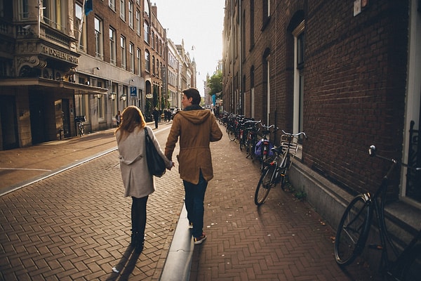 2. С какой стороны от женщины должен идти мужчина?