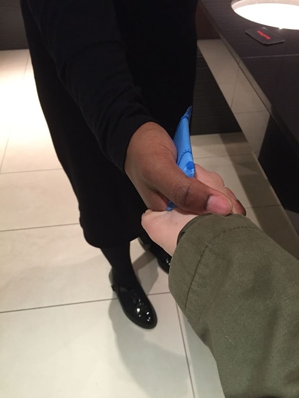 3. И, упаси Боже, если кто-то решит поздороваться с вами за руку!