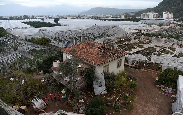 Türkiye'nin örtü altı sebze üretim merkezi olan Kumluca ilçesinde, denizde çıkıp 400 metre genişliğinde, 4 kilometre ilerleyen hortum önüne çıkan seralar, gecekondular, enerji nakil hatlarına zarar verdi.