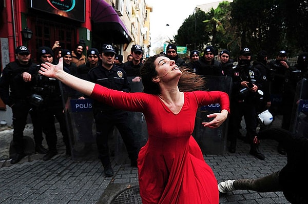 13. Caferağa Mahalle Evi'nin boşaltılmasına karşı yapılan protestoya modern dansla katılan Gonca Gümüşayak